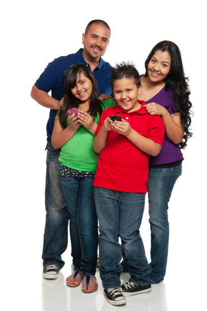 meksykańska rodzina amerykańska z 2 rodzicami i 2 dziećmi w wieku szkolnym - mexican american zdjęcia i obrazy z banku zdjęć