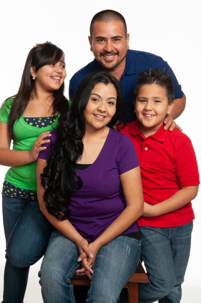 szczęśliwa meksykańska amerykańska rodzina z chłopcem i dziewczynką - mexican american zdjęcia i obrazy z banku zdjęć