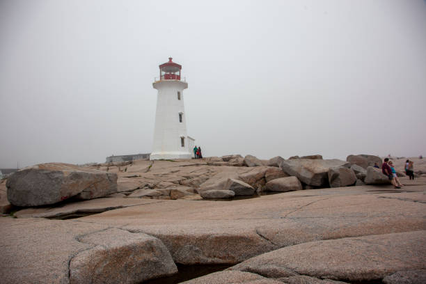 jour d’été pendant la pandémie à peggy’s cove - water flowing water east coast peggys cove photos et images de collection