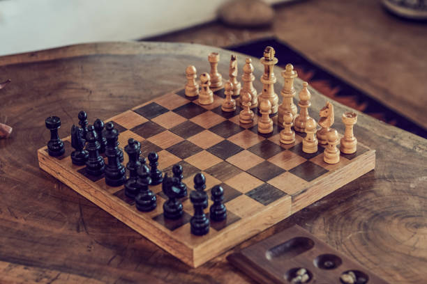 maison de style classique avec décoration élégante et échecs fins - chess board room business strategy photos et images de collection