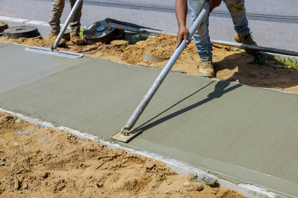 worker plastering the concrete cement during sidewalk - subcontractor imagens e fotografias de stock