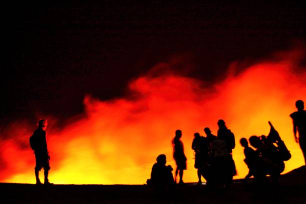 에르타 에일(erta ale)의 화산 분화구 가장자리에 서 있는 사람들 - lava lake 뉴스 사진 이미지