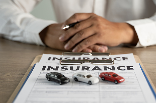Concepto de seguro de seguro para hombres de seguros y seguro de salud familiar para automóviles que examina photo