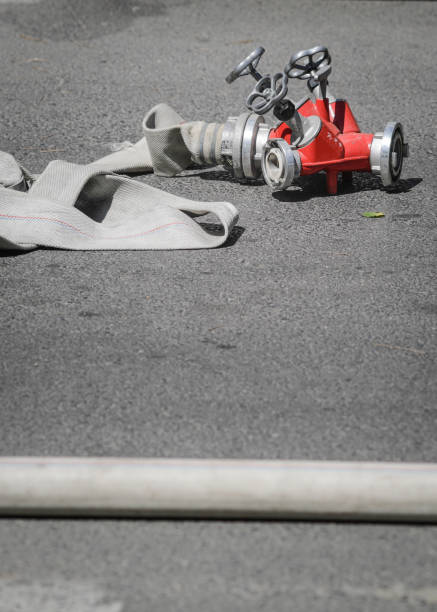 пожарные шланг и гидрант шланг адаптер на бетоне во время пожара. - 4544 стоковые фото и изображения