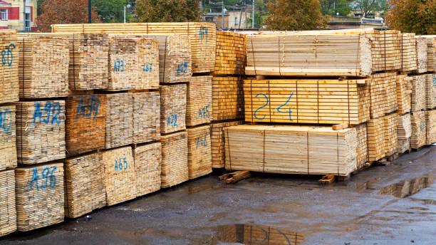 Productos industriales, materias primas, madera y chapa de acero en el muelle industrial listo para la carga de buques de navegación marítima - foto de stock