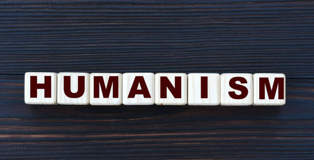concepto palabra humanism en cubos sobre un hermoso fondo de madera oscura - humanism fotografías e imágenes de stock