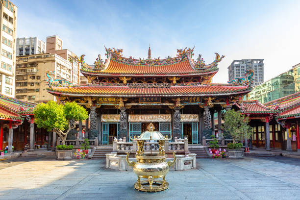 templo lungshan em taipei, taiwan. - altar residential structure spirituality house - fotografias e filmes do acervo