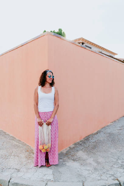 mulher segurando saco de algodão com frutas. conceito de lixo ecológico e zero - earth cheerful orange white - fotografias e filmes do acervo