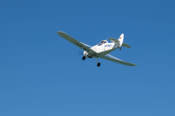 pequeño avión en vuelo. - skyhawk fotografías e imágenes de stock