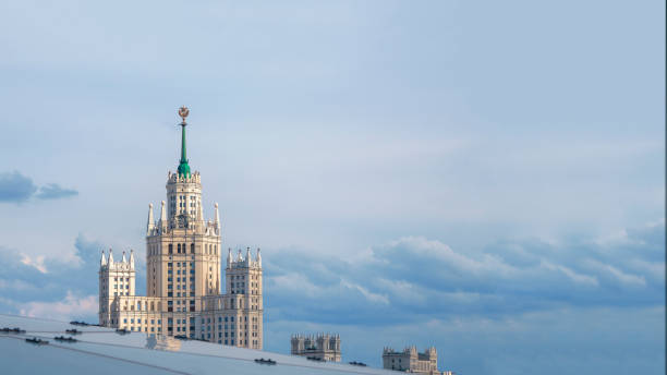 belle vue panoramique de moscou. bâtiment résidentiel stalinien sur le remblai de kotelnicheskaya. moscou - kotelnicheskaya photos et images de collection