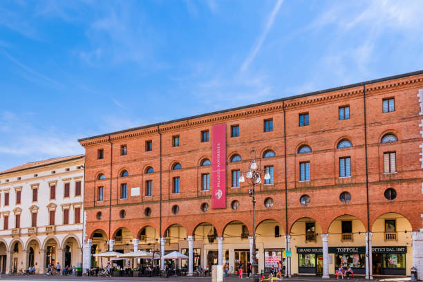 itália - rovigo, vittorio emanuele ii square & palazzo roverella - rovigo - fotografias e filmes do acervo