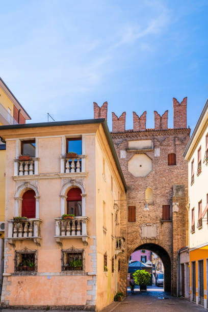 italia - rovigo, porta della città - rovigo foto e immagini stock