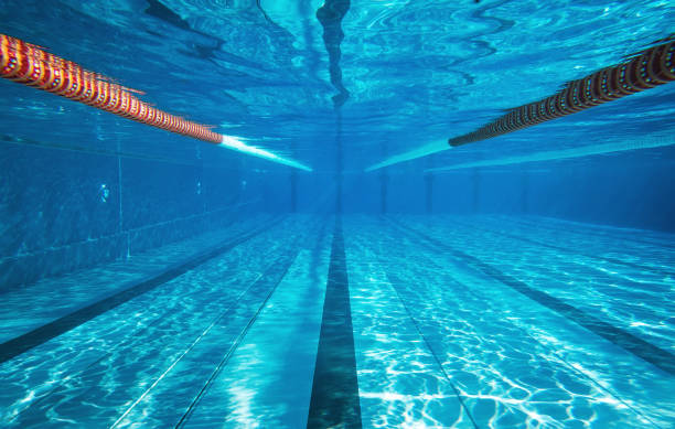 empty underwater swimming pool - starting at the bottom imagens e fotografias de stock