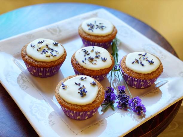 cupcakes de lavanda caseros - 7700 fotografías e imágenes de stock