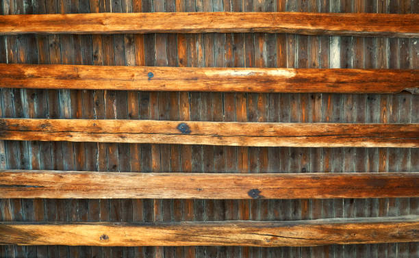 plafond dat van oude houten balken als achtergrond wordt gemaakt. - dakbalk stockfoto's en -beelden