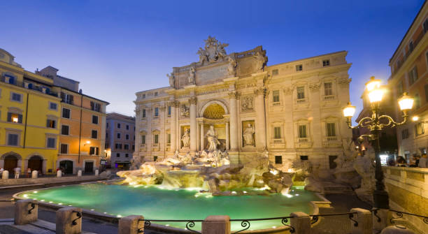 fonte de trevi em roma, itália à noite - trevi fountain rome fountain monument - fotografias e filmes do acervo