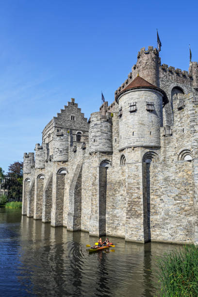 gravensteen / castelo das contagens em ghent, bélgica - castle gravensteen - fotografias e filmes do acervo