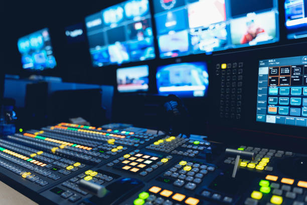interruttore video di television broadcast, lavorando con mixer video e audio, controllare le trasmissioni in studio di registrazione. - the media audio foto e immagini stock