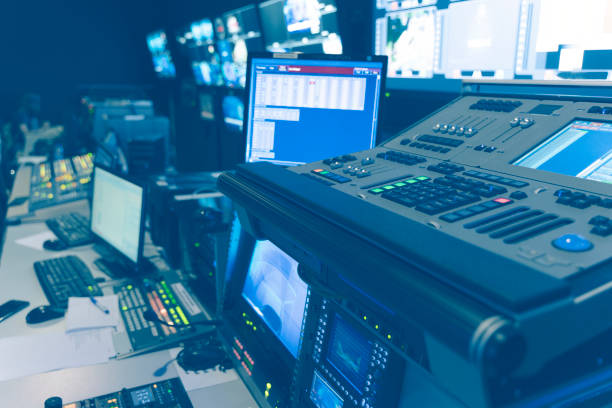 television broadcast, lavorando con mixer video e audio, controllare le trasmissioni in studio di registrazione. - commercial land vehicle audio foto e immagini stock
