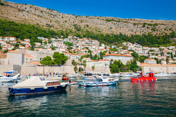 porto antigo em dubrovnik e pequenas casas fora dos muros da cidade - 3690 - fotografias e filmes do acervo