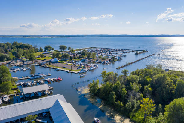 vista aérea na baía de cook do lago simcoe, keswick, canadá - humber river fotos - fotografias e filmes do acervo