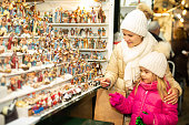 weibliche-kunden-starren-am-kiosk-schalt