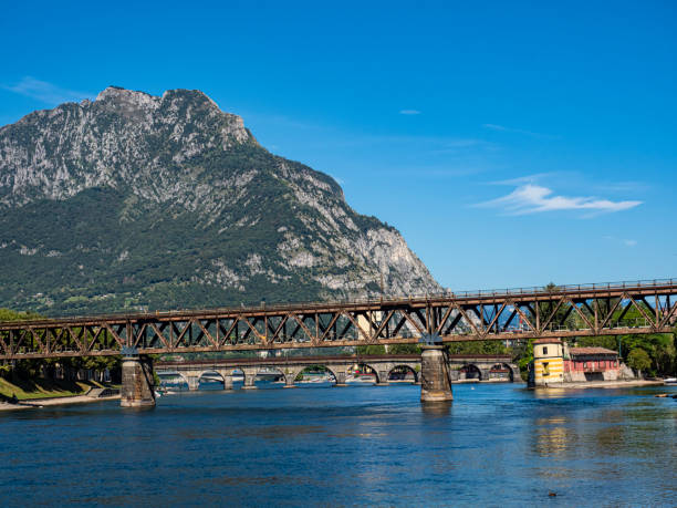 vista das antigas pontes da cidade de lecco no rio adda - river adda - fotografias e filmes do acervo