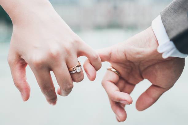 부부는 영원의 사랑을 약속 - love human hand holding hands couple 뉴스 사진 이미지