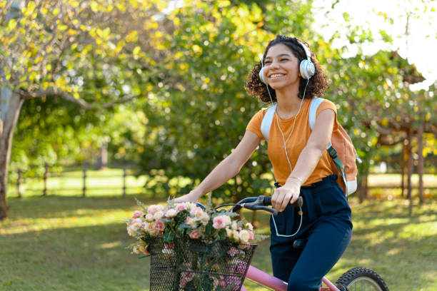 fille d’adolescence conduisant un vélo dans le domaine - brazil environment nature sunlight photos et images de collection