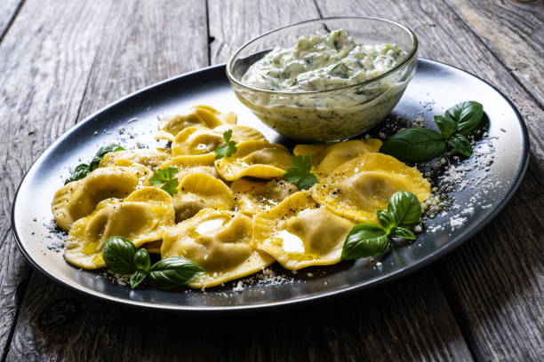 ravioli farci aux champignons avec sauce à la crème sur table en bois - eggs bowl cracked dining table photos et images de collection