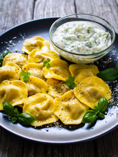 ravioli farci aux champignons avec sauce à la crème sur table en bois - eggs bowl cracked dining table photos et images de collection