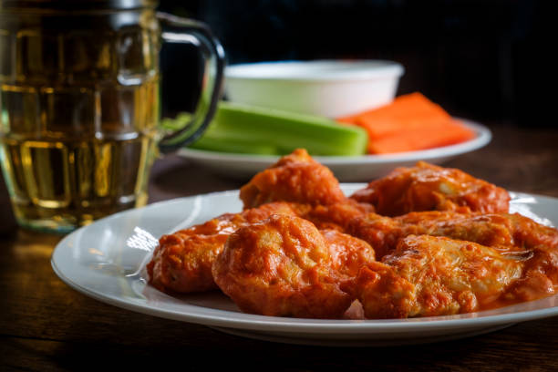 buffalo wings et bière - wing beer spicy chicken wings chicken wing photos et images de collection