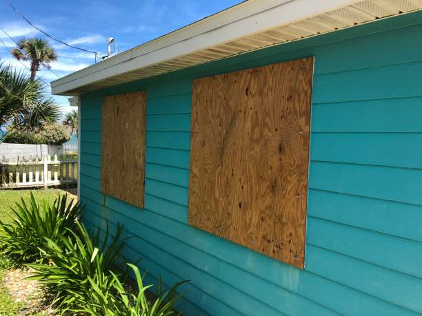 kontrplak yaklaşan bir kasırga için hazırlık florida'da bir plaj yazlık pencereleri kapsar - hurricane florida stok fotoğraflar ve resimler