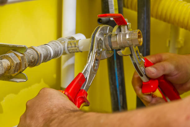 connecting plumbing fittings with keys. The plumber assembles a new water connection to the sink. connecting plumbing fittings with keys. The plumber assembles a new water connection to the sink tramp home stock pictures, royalty-free photos & images