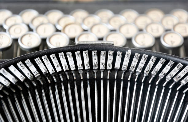 i martelli di ferro di una vecchia macchina da scrivere - typewriter hammer retro revival typebar foto e immagini stock