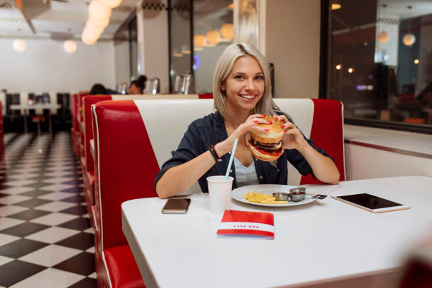 istock She loves late night burgers 1264580990