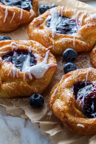 jagodowe duńskie wypieki ślimaka - danish pastry zdjęcia i obrazy z banku zdjęć