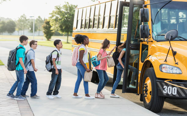 버스에 탑승하는 중학생 - back to school child first day of school school bus 뉴스 사진 이미지