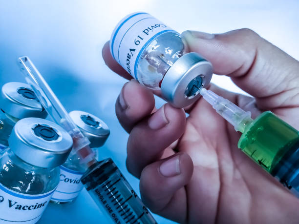 тестирование вакцины в лаборатории - covid vaccine стоковые фото и изображения