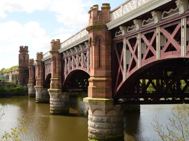 city union bridge cruzando el río clyde en glasgow, escocia, reino unido - glasgow clyde river river city fotografías e imágenes de stock