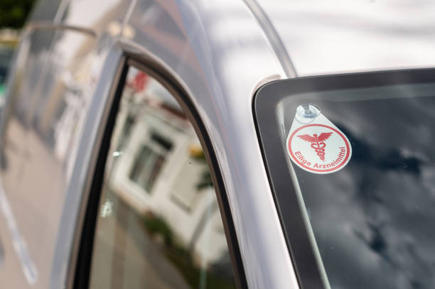 Small sign on the windscreen of a van with the inscription Urgent medicines