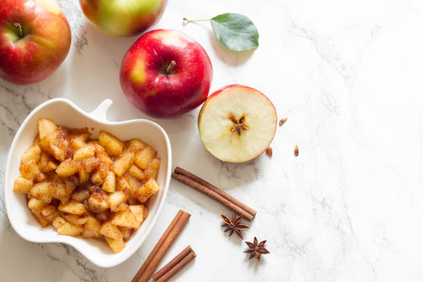 사과, 계피, 두툼한 사과소스가 흰색 배경 - pie dessert apple pie autumn 뉴스 사진 이미지