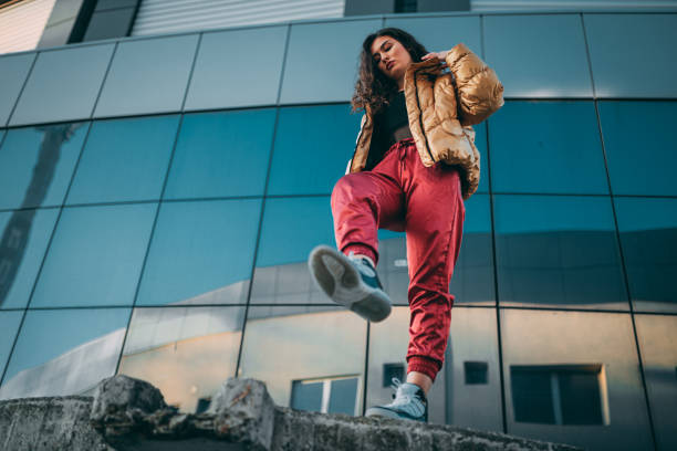 mujer joven de estilo callejero disfrutando de un día en la calle de la ciudad - street style fotografías e imágenes de stock