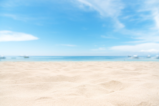 Playa de arena vacía con fondo claro photo