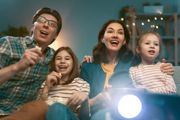 mãe, pai e filhas passando tempo - family sofa night indoors - fotografias e filmes do acervo
