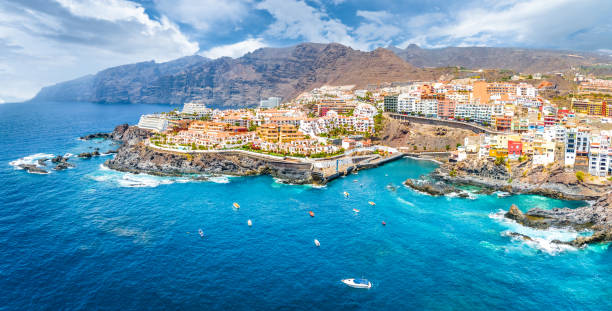 luchtlandschap met de stad van santiago van puerto de, tenerife - canarische eilanden stockfoto's en -beelden