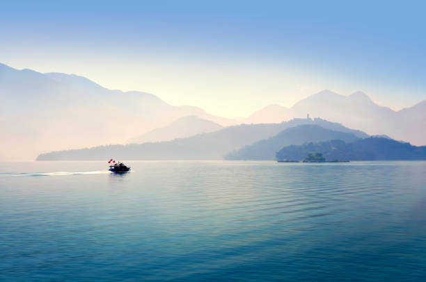 paisaje escénico en el lago sun moon, taiwán - sun moon lake fotografías e imágenes de stock