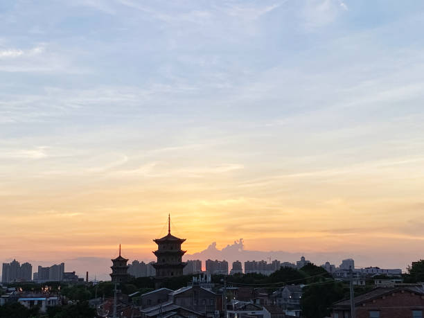 有名な二つの寺院と仏壇の遠景 - quanzhou ストックフォトと画像
