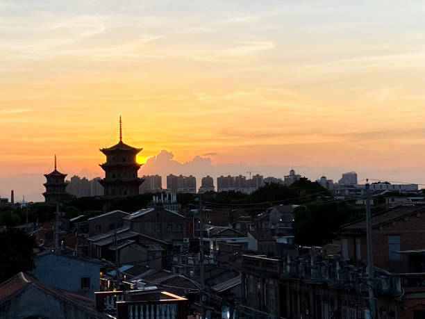 有名な二つの寺院と仏壇の遠景 - quanzhou ストックフォトと画像