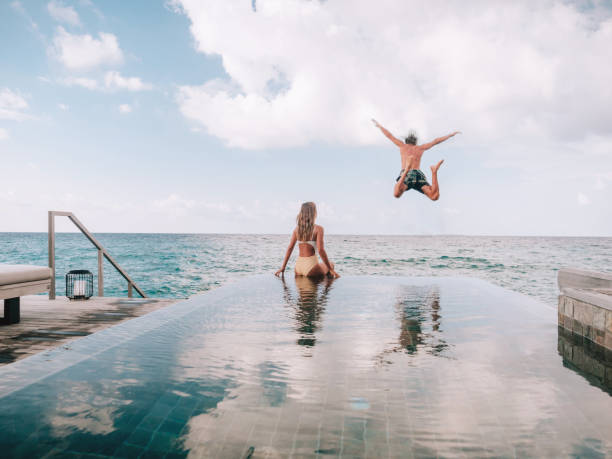 coppia che si gode vacanze di lusso - water swimming pool sea summer foto e immagini stock